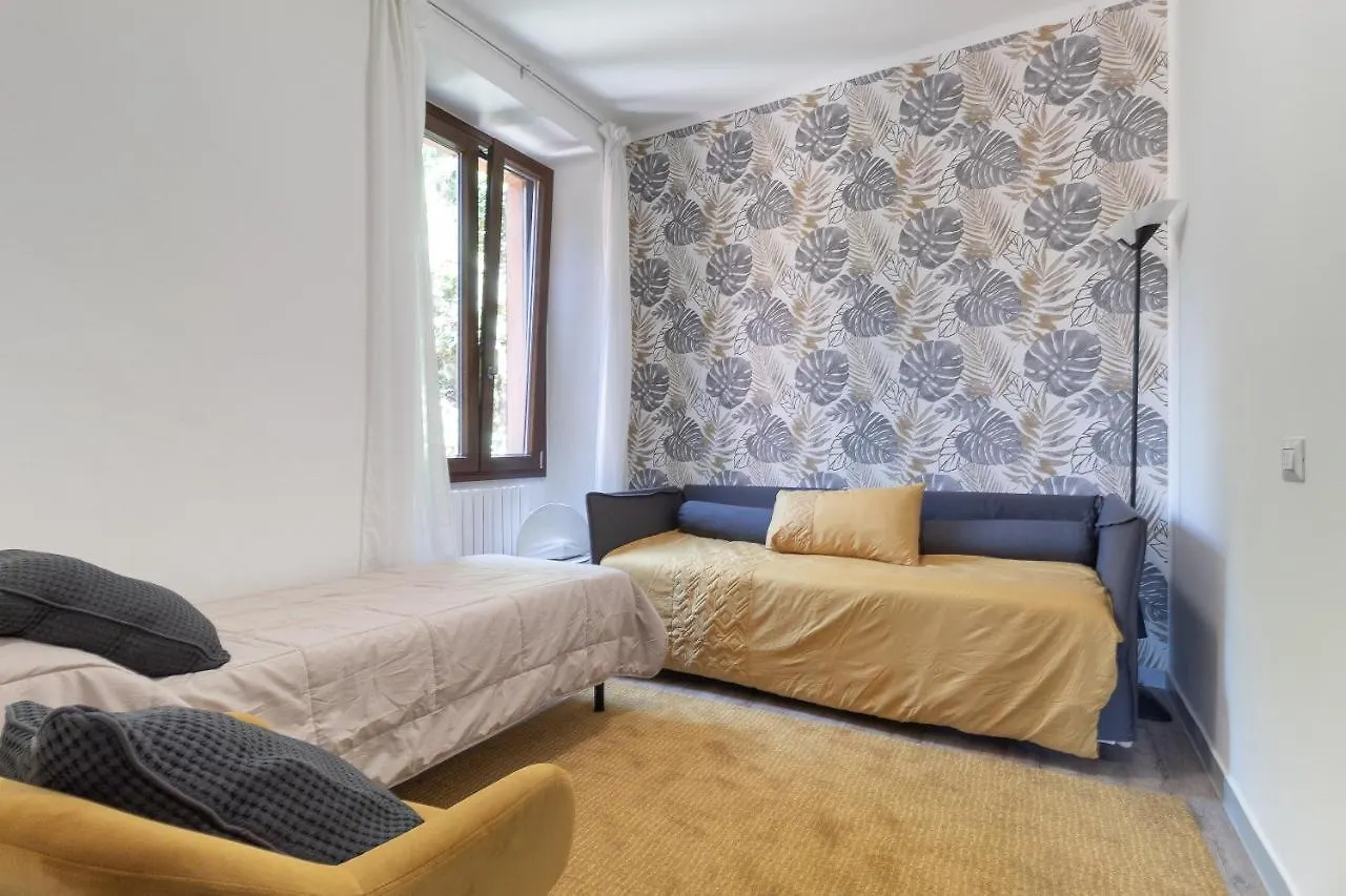 L Como Lake Apartment