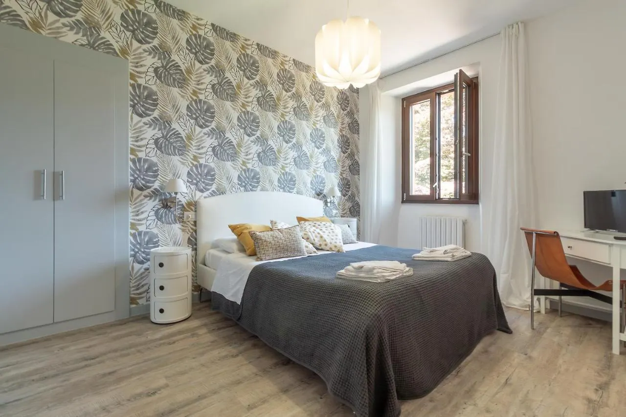 L Como Lake Apartment