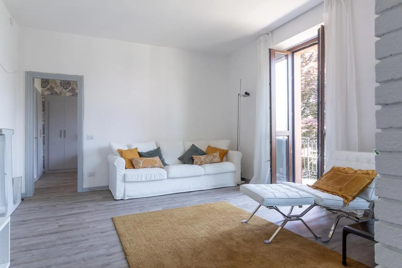 L Como Lake Apartment