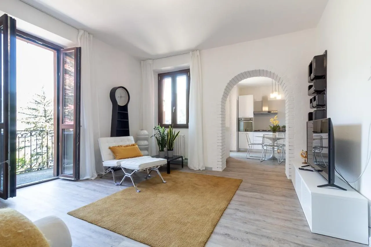 L Como Lake Apartment