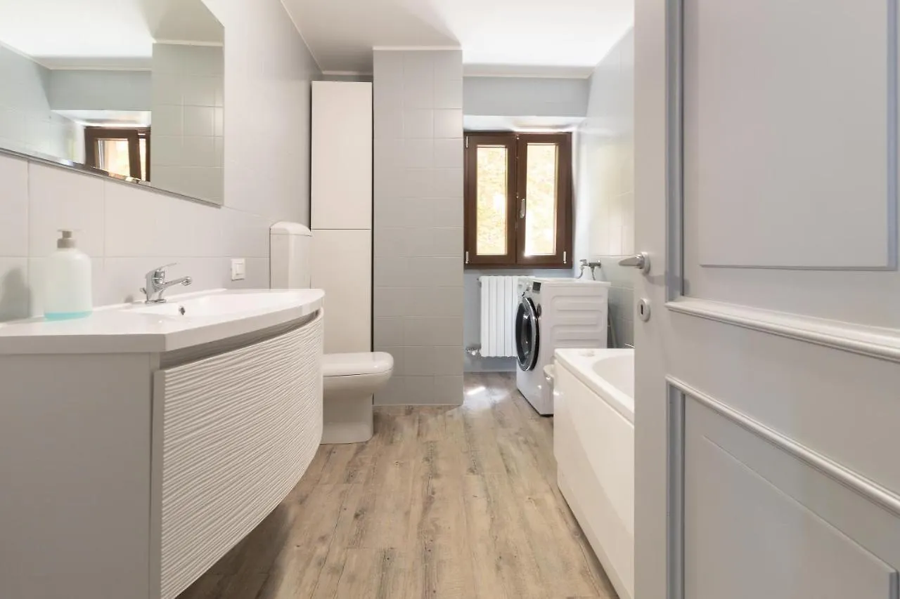 L Como Lake Apartment