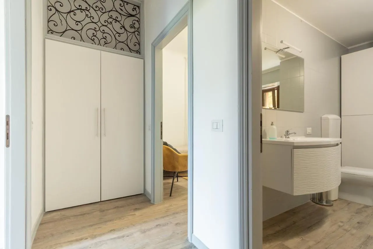 L Como Lake Apartment