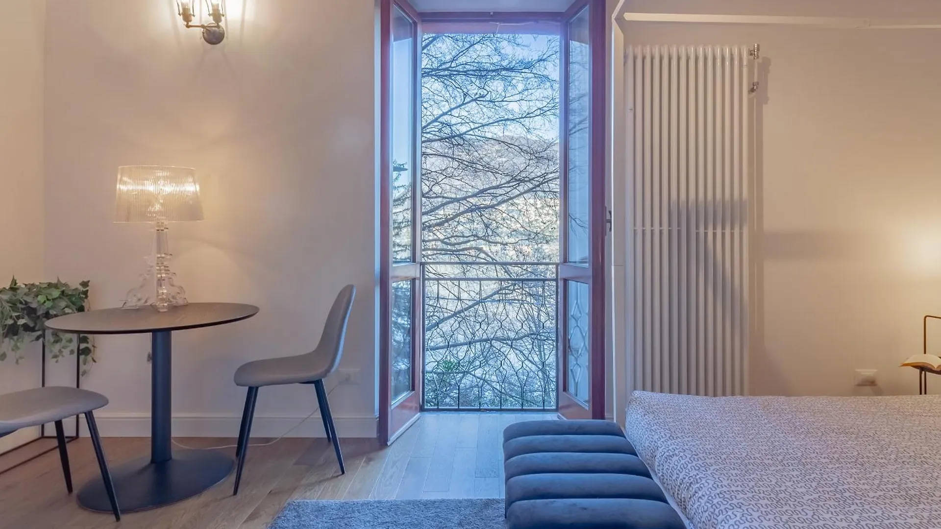 L Como Lake Apartment