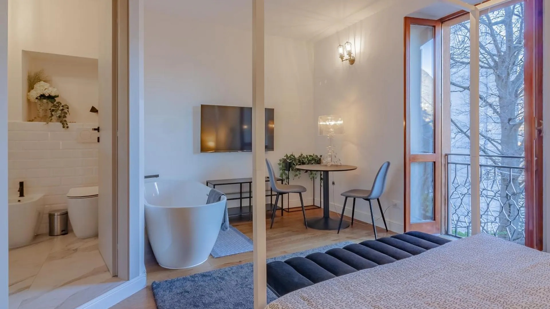 L Como Lake Apartment